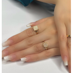 Anel Ouro 18K Quadrado Cravejado Com Zircônia Com Lacinhos Nas Laterais