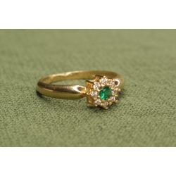 Anel Ouro 18K Flor Com Zircônia Verde No Meio